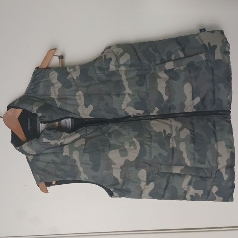 GAP CAMO COLD CONTROL PUFFER VEST SIZE M